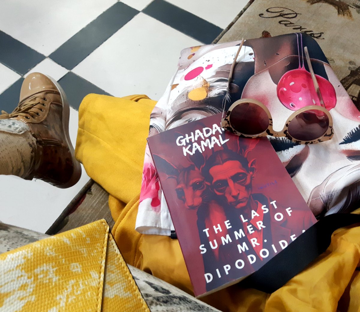 ولا أجمل من كتاب ثري يدفيء الروح في هذا البرد. تلفه معطفا حول قلبك وتستقبل به السنة الجديدة وهي تمشي نحوك بحب وثقة.
مجموعة قصصية للصديقة الحبيبة المثقفة الموهوبة المتعددة الكثيرة والعالية أكثر من العلو نفسه غادة كمال.
#السنة_الجديدة_2026
#Reading #sulfureditions #ghadahkamal