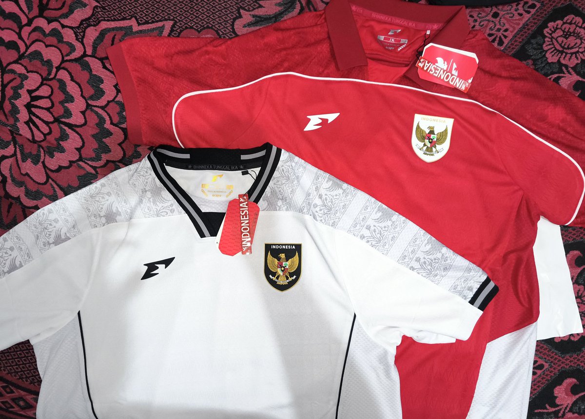 harga⬇️, langsung beli home away wkwk, setelah dicoba, saya memutuskan untuk memakai yg away untuk harian, home biarkan bnwt, yg home dibagian kerahnya agak susah buat masuk/keluar kepala &amp; jujur karet di lengan agak ganggu 😅 (+ beberapa issue luntur ketika dicuci)
<a href="/Jerseyforum/">Si Paling Jersey</a>