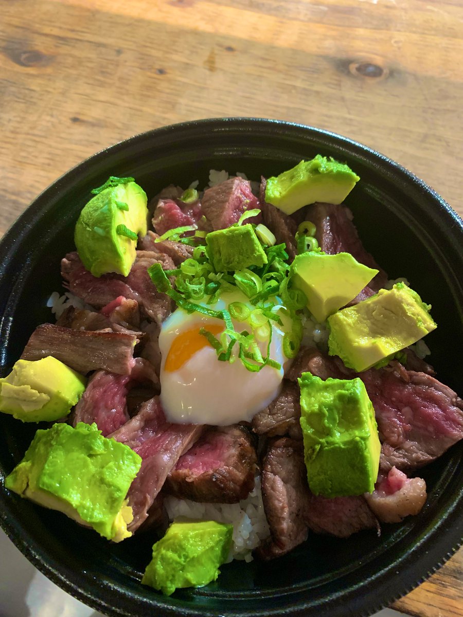 Y2drvB's tweet photo. 筋トレ胸行く前にアボカド牛もも丼男飯で盛り付け汚いですが、これ食って筋トレ頑張ります！５日は筋トレしてないです！

パワー付けて！味付けは塩とペッパーのみ！ https://t.co/XWmE0MnXGY
