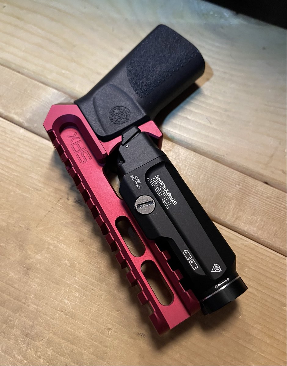 wTBT0rHZsFFX92v's tweet image. #フラッシュライト今年の一本2025
もっと長い間使ってる気がしてたけど
これ今年の1月に買ったライトでした✨

買って、ホルスターが完成してから本当に1日も欠かさず装備してて自分でもビックリ

左利きなのにSAAのファストドロウで右手の方が速いのは間違いなくコイツのせいです💪