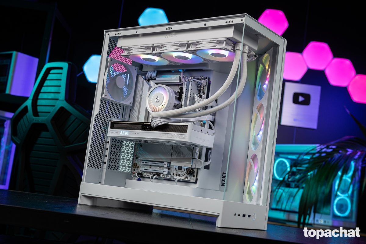 TopAchat's tweet photo. 🎄 #PetitPapaTopAchat
A gagner dans le Setup Final, le PC Gamer VERTEX @AORUS_France !

https://t.co/1koXjbMbQt

Participe ici :
https://t.co/KK18J1Fjiv https://t.co/rmXWkT2nSh