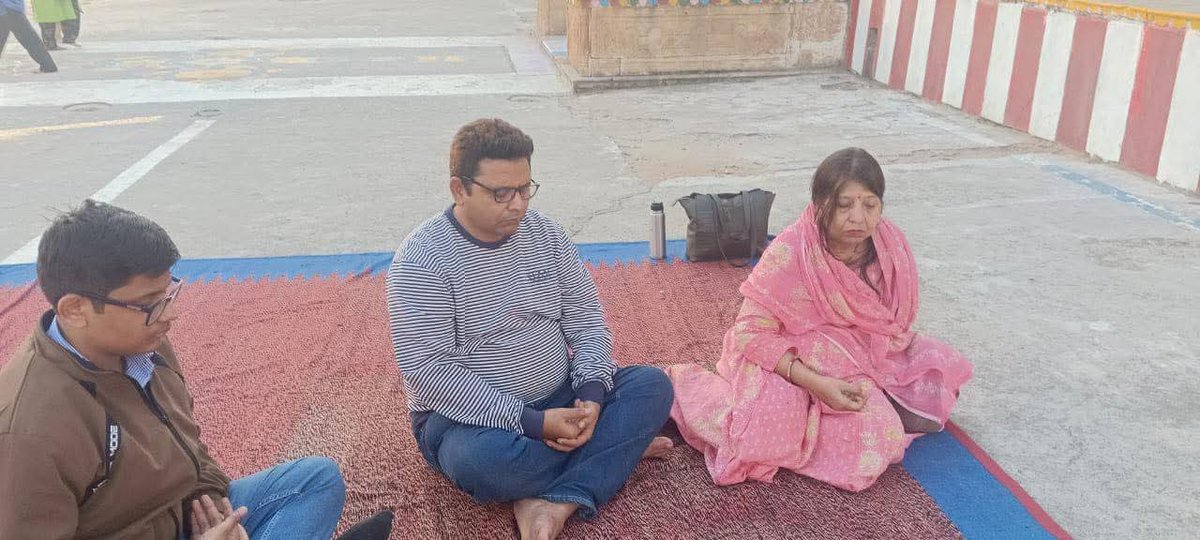SumanSi02188892's tweet photo. 🙏🙏जय गुरुदेव 🙏🙏

🌍 विश्व ध्यान दिवस 2025 | पुष्कर, राजस्थान 🇮🇳

🌟🧘‍♀️🌟विश्व ध्यान दिवस 2025 के पावन अवसर पर अध्यात्म विज्ञान सत्संग केन्द्र, जोधपुर, शाखा-अजमेर द्वारा पुष्कर में भी गुरुदेव सियाग सिद्धयोग ध्यान का सफलतापूर्वक आयोजन किया गया। यह कार्यक्रम भगवान विष्णु मंदिर परिसर, मुख्य बाजार पुष्कर में श्रद्धा एवं शांति के वातावरण में संपन्न हुआ।🌟🧘‍♀️🌟

🍀🌟कार्यक्रम में पूज्य गुरुदेव श्री रामलाल जी सियाग की दिव्य कृपा से साधकों को गहन ध्यान, आंतरिक शांति एवं सकारात्मक ऊर्जा का अनुभव किया। ध्यान सत्र में स्थानीय श्रद्धालुओं, साधकों एवं पर्यटकों ने उत्साहपूर्वक भाग लिया और सिद्धयोग ध्यान की सरल, सहज एवं वैज्ञानिक विधि से परिचित हुए।🌟🍀

✨ गुरुदेव सियाग सिद्धयोग ध्यान, आंतरिक शांति, आध्यात्मिक जागरण एवं वैश्विक सद्भाव की दिशा में एक महत्वपूर्ण कदम साबित हो रहा है ।✨️

🙏जय गुरुदेव 🙏

#WorldMeditationDayWithGSSY  #Pushkar #Rajasthan