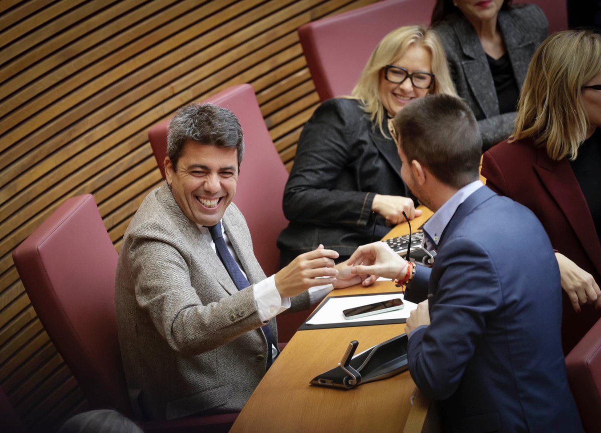 Bones festes a totes les persones, excepte a Mazón (que la setmana passada a les Corts seguia exhibint dentadura a costa nostra), i a qui el manté, defén, sustenta i acompanya: Pérez Llorca, Rovira, Camarero, Barrachina, Martínez Mus, Gómez, Feijoo, Llanos i Abascal
#MazónAPresó