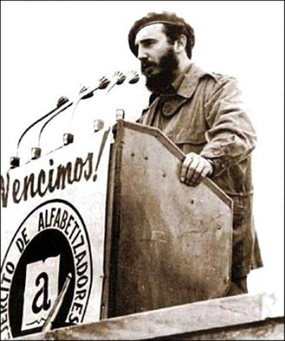 El 22 de diciembre de 1961, en un acto inolvidable, #Fidel hizo saber al mundo que en #Cuba había concluido uno de los episodios más hermosos de la Revolución: la Campaña de Alfabetización, gracias a la cual la Isla fue proclamada Territorio Libre de Analfabetismo.

1/2