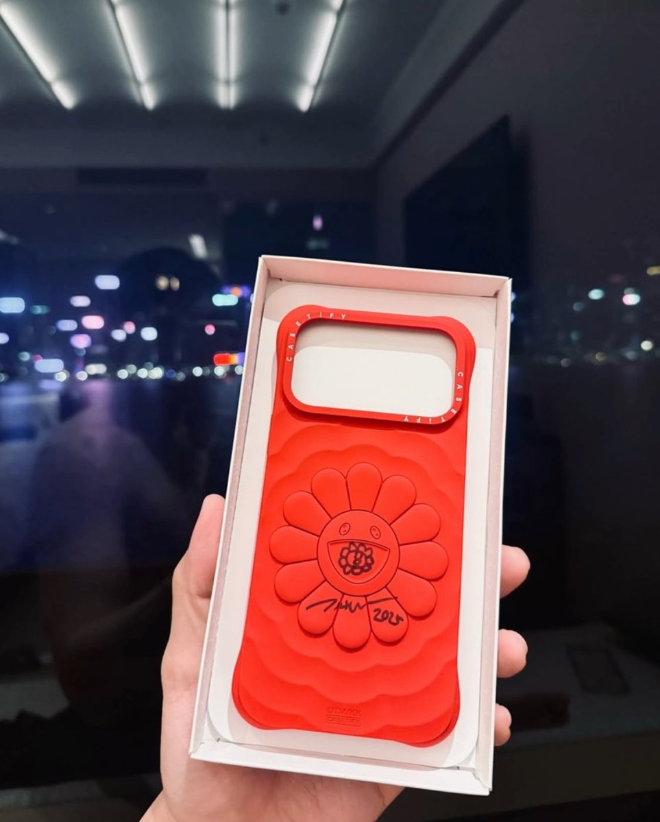 sillybearrrrr's tweet image. ตอนเห็นรูปนี้ ยังคิดอยู่เลยว่า พี่มิวได้เคสอันใหม่ละ แต่โทรศัพท์ยังเป็นรุ่นเดิมอยู่เลย . . . ไม่คิดเลยว่า พอพี่ซื้อเครื่องใหม่ น้องจะโดนนังหัวขโมย 🥺