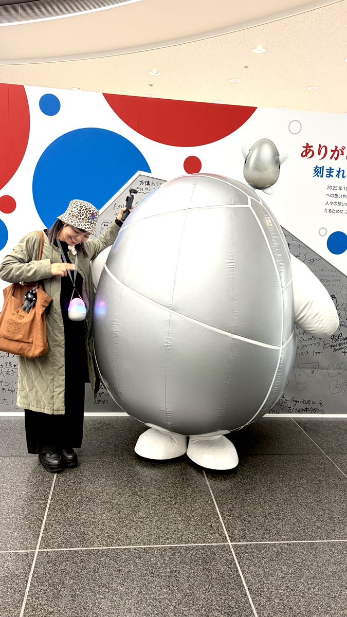 nananaosaka's tweet photo. 関西電力のイベント行ってきた〜
可能性のタマゴさんと写真撮りました😂
電力館も楽しかったなー！
懐かしの光るタマゴ🥚✨

展示やスタンプは1/30まで
1/10はミャクミャクも来るみたい！ https://t.co/q8MRIl5qCm