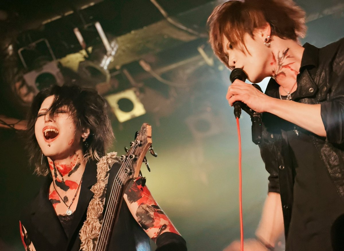 yamashita120771's tweet photo. 12月21日！！ナルシス！！
お疲れっっっしたっ！！！！
そして9年間、ありがとうございました！🙇‍♀️🙇‍♀️
Matry！！🔥野郎ども！！🔥沢山お世話になりました！色々な所に足を運んで頂いたり、熱い野太い声をありがとうっ！！！🤝
ナルシスに始まりナルシスで終わる。俺のバンド人生もそうでした！

俺はメンバーをはじめとするGeomatriumを通して大勢の人と出会い。様々な必死さや色んな世界を知り、メンバーと共に吸った空気、過ごした時間。
あの瞬間たちはきっと死ぬまで懐かしく思うだろう。

覇吐、移月、楽、被露。今までほんとにありがとう！！！
一足先にGeomatriumという船を降りますが、これからも素敵な航海を🚢