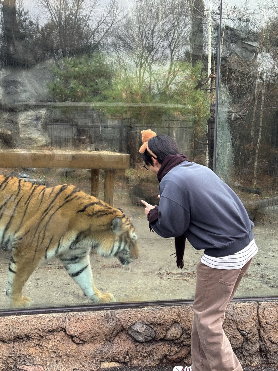 THEBOYZ_officl's tweet image. [📸] 𝑌𝑜𝑢𝑟 𝐷𝑜𝑔 𝐿𝑜𝑣𝑒𝑠 𝑌𝑜𝑢 ૮・ᴥ -ა

youtu.be/2eI-_gxqGMQ

#THEBOYZ #더보이즈
#ERIC #에릭