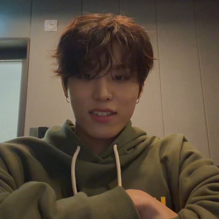 PICSPJW's tweet photo. jeongwoo said his hair is not permed, it was done by his stylist. https://t.co/oznT0k9LyW