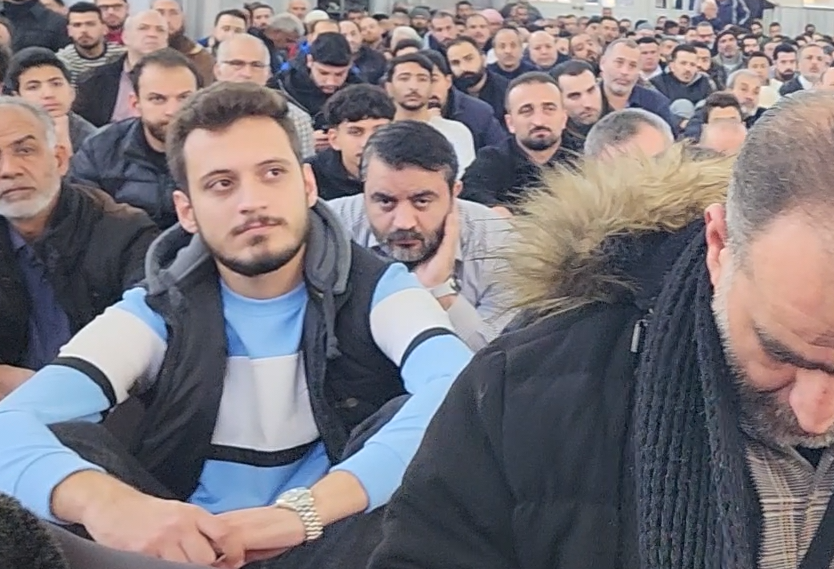 DaghstanyMhd's tweet photo. @AsaadHShaibani قبل أيام من التكليف كنت أصور خطبة التحرير للدكتور عماد حفظه الله
فالتقطتك الكاميرا رغم محاولاتك المتكرّرة للتخفّي
وبعد انتهاء الصلاة، اقتربت مني وعرّفتني بنفسك:
زيد العطار، من الشؤون السياسية في الهيئة
ثم قلتَ بابتسامة: لو سمحت… اقتطعني بالمونتاج
وطبعًا نفّذتُ رغبتك في ذلك الوقت https://t.co/no3upgQz6f