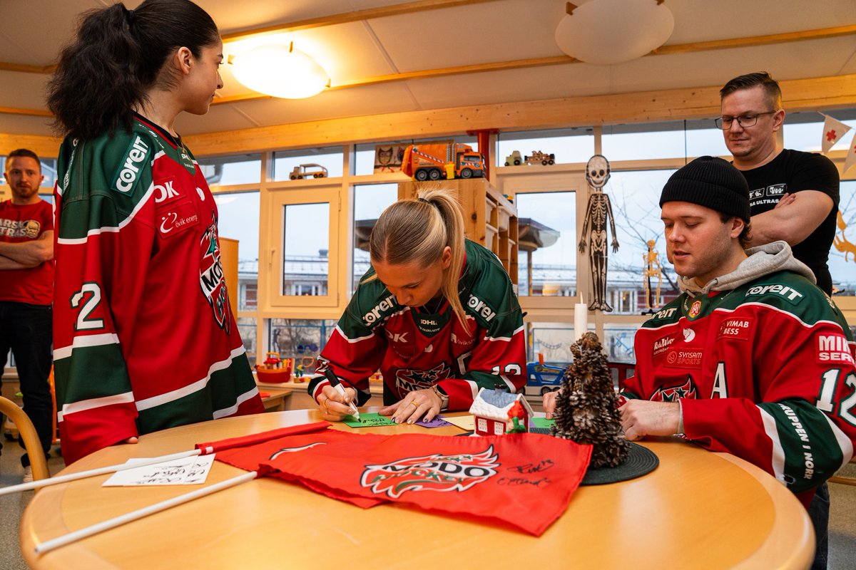 MoDo_Hockey's tweet image. 💯 tusen kronor! ✅

För femte året i rad har Lumberjacks och MoDo Hockey samlat in pengar till barnavdelningen vid Ö-viks sjukhus.

Tack vare generösa bidrag från privatpersoner och företag kunde vi detta år nå 100 000 kronor – stort tack till alla som varit med! ❤️

Med vid…