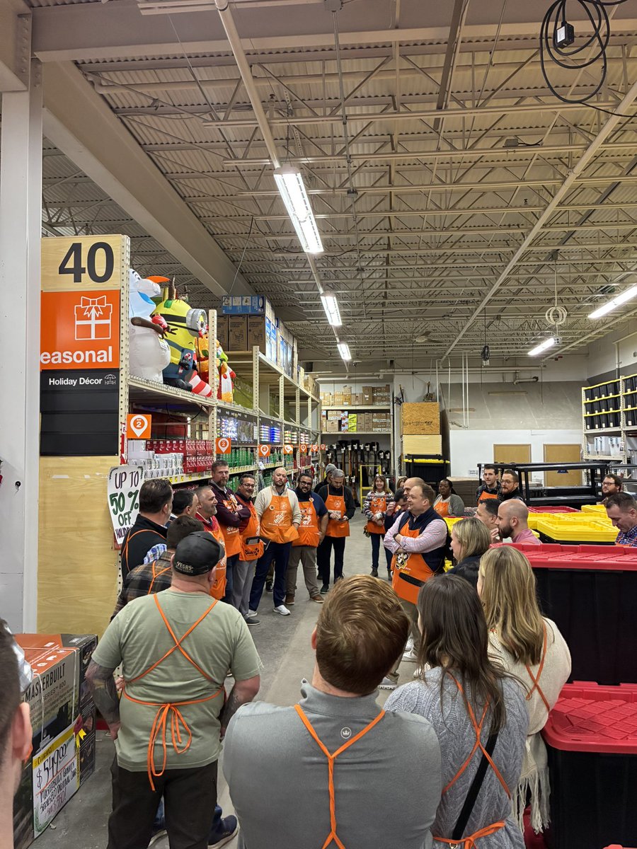 WayneCyr7's tweet photo. A great kick off merchant walk at store 4176! 🎯🎯🎯🎯🎯🎯🎯🎯🎯🎯🎯 https://t.co/JzhSYBiOgQ