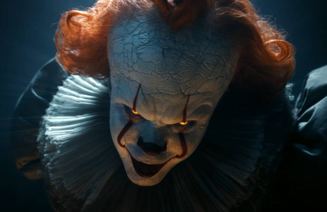 A parte boa de It: Bem-Vindos a Derry não é esse falatório, sabemos que modinha não significa nada pra gente, mas o destaque é essa conversa entre CGI e efeitos práticos. Lindo! Adoro terror, mas adoro aquele terror criativo. Bill Skarsgård é o cara, ou melhor, é Pennywise!