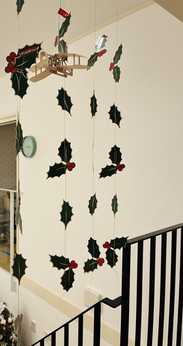 昨日のパーティー用にブラウニーがした飾り付け。柊リース暖簾。この発想はなかったな。階段の昇降口なので、みんなこの暖簾をくぐってダイニングにやってきました。普段からここに吊るしてあるペーパークラフトのライトフライヤーも、そのまま混ぜ込み式スタイル。