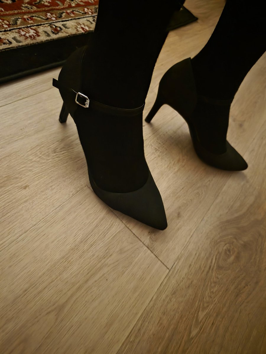 RFeet31554's tweet photo. Your wallet knows its place—right at my feet 👠 
Tribute first, then you may admire. 
(This is one of my favorite pairs) https://t.co/6ObicKUmLZ