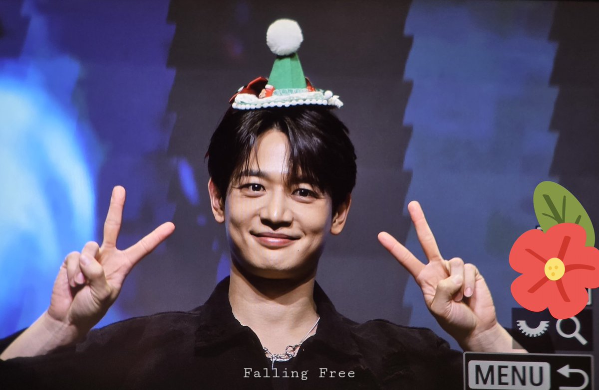 129FallingFree's tweet image. 251221 케이타운포유 팬사인회 preview
애티튜드랑 소품은 이렇게 귀여운데 손은 남자 손인 거 엄청난 달란트야
#민호 #MINHO #ミンホ
#샤이니 #SHINee