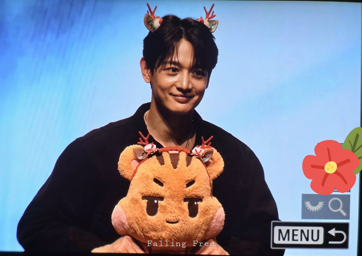 129FallingFree's tweet image. 251221 케이타운포유 팬사인회 preview
애티튜드랑 소품은 이렇게 귀여운데 손은 남자 손인 거 엄청난 달란트야
#민호 #MINHO #ミンホ
#샤이니 #SHINee