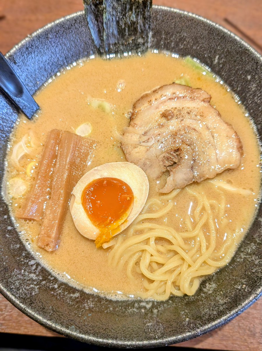 dannyknock5891's tweet photo. 【#ラーメン巡りシリーズ】
『#麺喰屋Senmi』で、久しぶりに #胡麻らー麺 を食べました!!🤩
やっぱりめっちゃ旨い!!😋
#Senmi #武蔵新田駅 #ラーメン #中華そば #ラーメン好きな人と繋がりたい https://t.co/lmOOs3puA1