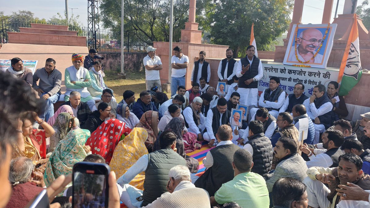 INCRajasthan's tweet photo. मोदी सरकार ने #मनरेगा को कमजोर कर गरीबों के रोजगार पर सीधा हमला किया है। ग्राम पंचायतों के अधिकार छीनकर योजना को केंद्र के नियंत्रण में लिया गया और महात्मा गांधी जी का नाम हटाया गया। यह गरीबों के हक, लोकतंत्र और संघीय ढांचे पर प्रहार है। 

इसके विरोध में आज दौसा में कांग्रेसजन द्वारा विरोध प्रदर्शन किया।

📍 दौसा