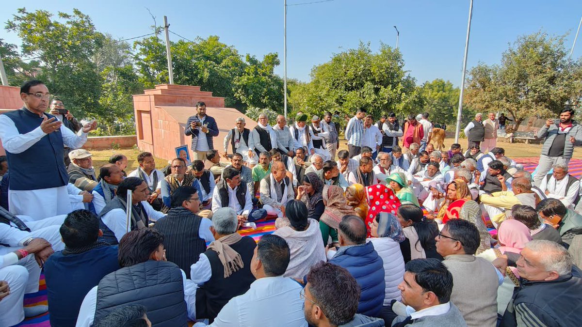 मोदी सरकार ने #मनरेगा को कमजोर कर गरीबों के रोजगार पर सीधा हमला किया है। ग्राम पंचायतों के अधिकार छीनकर योजना को केंद्र के नियंत्रण में लिया गया और महात्मा गांधी जी का नाम हटाया गया। यह गरीबों के हक, लोकतंत्र और संघीय ढांचे पर प्रहार है। 

इसके विरोध में आज दौसा में कांग्रेसजन