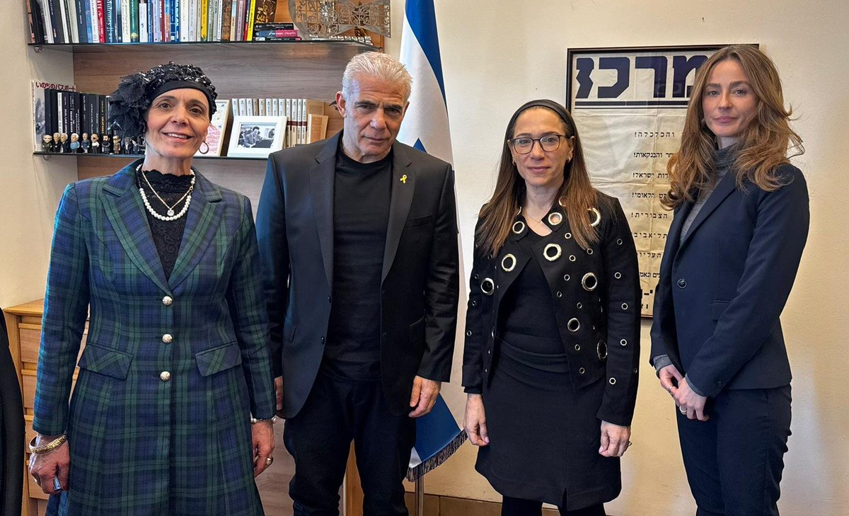 cohen_meirav's tweet image. השתתפתי היום בפגישה חשובה יחד עם @yairlapid ועמותת "אמא לביאה" - ארגון שהתחיל מאמא אחת לילד שנפצע קשה במהלך המלחמה, והפך למפעל חסד ולחימה על הזכויות של כלל האימהות לפצועי המלחמה. 
הן לא מבקשות הרבה, רק שהמדינה תיתן להן את האמצעים הנדרשים ללוות את הבן או הבת שלהן, שהשתנו לנגד…