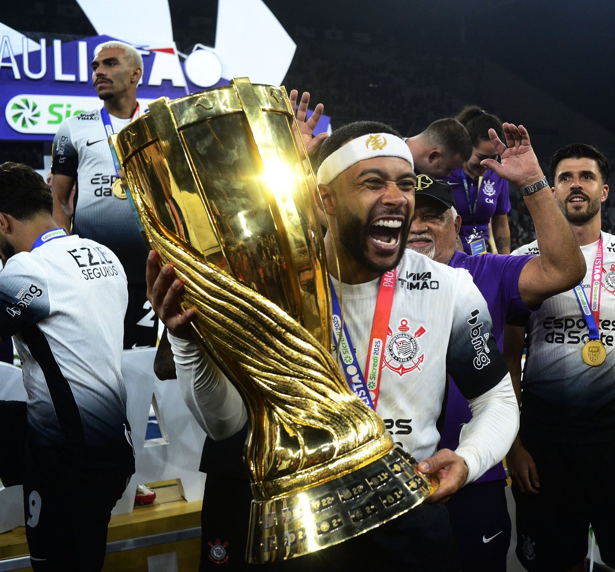 Vessoni's tweet photo. Corinthians após a chegada de Memphis Depay 👇

Sul-Americana 2024: semifinal;

Copa do Brasil 2024: semifinal*;

Brasileirão 2024: do rebaixamento à Libertadores;

Paulistão 2025: 🏆

Copa do Brasil 2025: 🏆

E... com quase uma participação em gol a cada dois jogos como titular.

Valeu pouco a pena... 👍

*Não jogou por conta da inscrição.

#Corinthians #Memphis #MemphisDepay