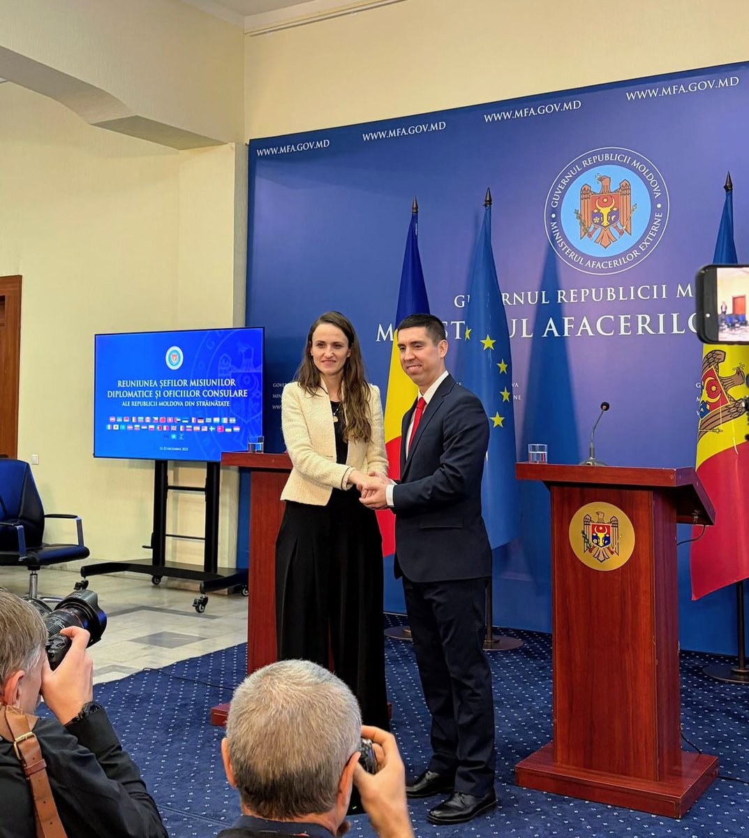 oana_toiu's tweet photo. Mă bucur ca de fiecare dată să îl revăd pe @MihaiPopsoi. Astăzi, la Chișinău, am avut o discuție de substanță privind evoluțiile regionale recente, sprijinul RO 🇷🇴 pentru integrarea RMD 🇲🇩 în UE 🇪🇺și pentru consolidarea rezilienței RMD. Am analizat, de asemenea, toate proiectele noastre strategice bilaterale. Avem un parteneriat trainic și solid, orientat spre viitorul nostru european comun.
RO este și va rămâne cel mai apropiat partener al RMD 🇲🇩.