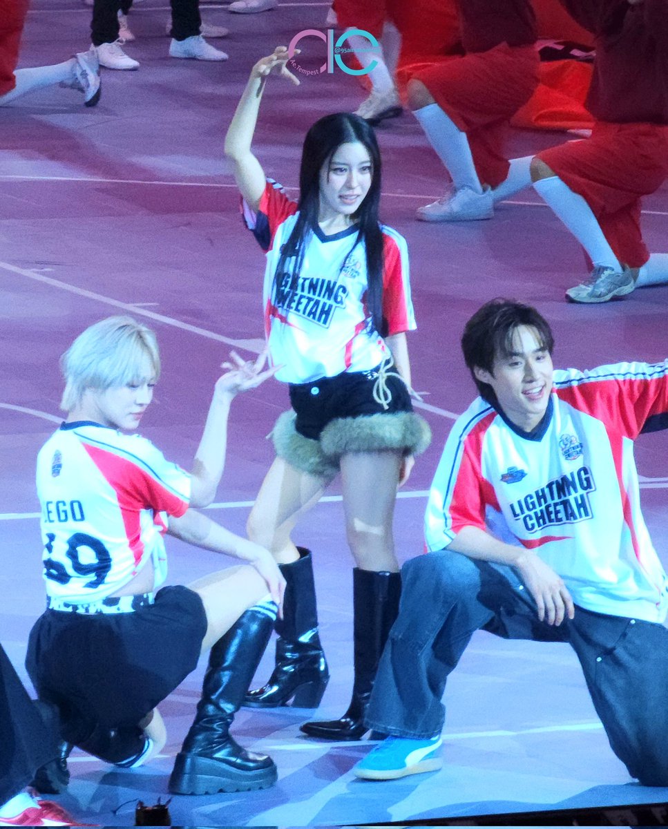 95airsatoori131's tweet image. 251220 #GMMTVStarlympics2025

The mother queen and her two knights (sons) 🥰

@Ciize155cm @nnutdan @realxlg
#ciizezphr #nnutdan #Lego_Rapeepong #aetempestphoto