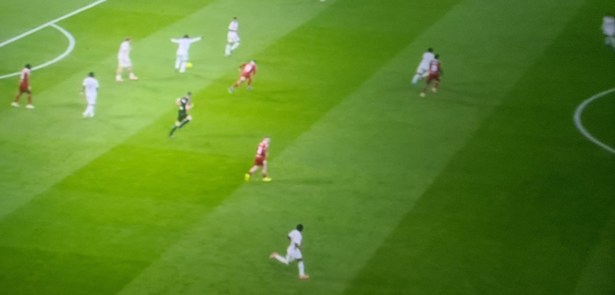 FootNes's tweet photo. 😍 KYLIAN MBAPPÉ 🤤

📍1-0 | 79'

1- Camavinga le dice a Mbappé que corra. Mbappé que no, que al pie

2- Se lo vuelve a decir. Misma respuesta

3- Al final el que corre es Vinicius 

4- (jugada acabada) Camavinga le dice a Mbappé que tiene que romper al espacio en esa acción https://t.co/Z4pfqMKOrA