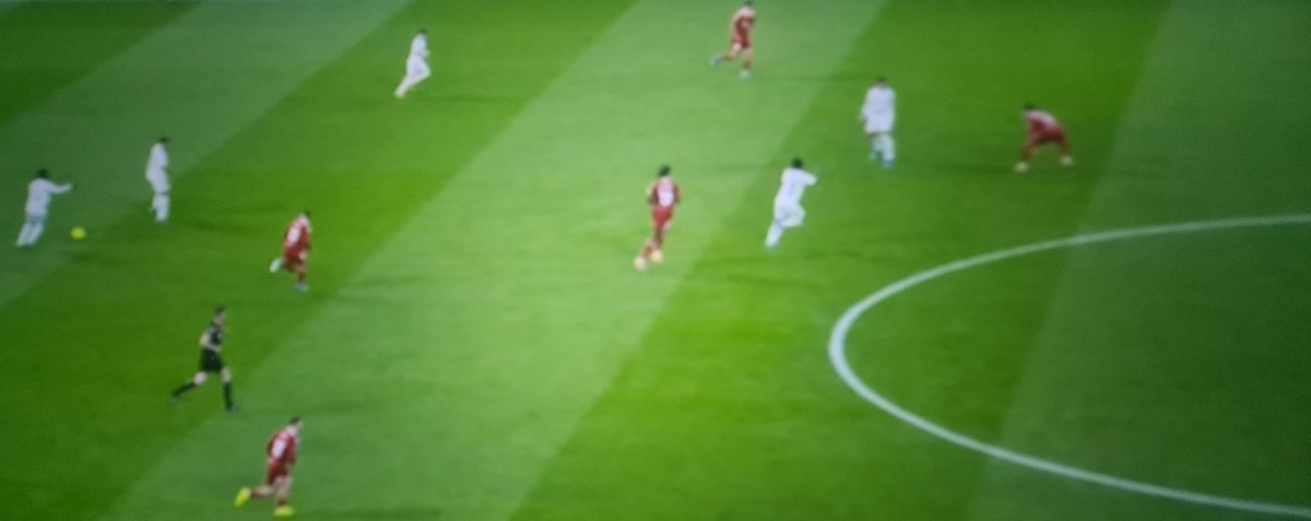 FootNes's tweet photo. 😍 KYLIAN MBAPPÉ 🤤

📍1-0 | 79'

1- Camavinga le dice a Mbappé que corra. Mbappé que no, que al pie

2- Se lo vuelve a decir. Misma respuesta

3- Al final el que corre es Vinicius 

4- (jugada acabada) Camavinga le dice a Mbappé que tiene que romper al espacio en esa acción https://t.co/Z4pfqMKOrA