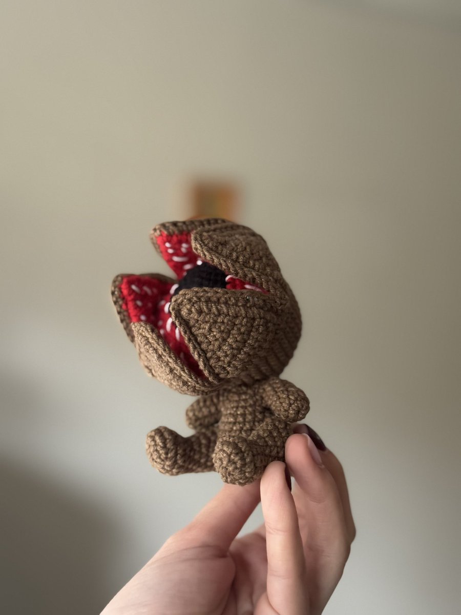 як я і казала, я в неймовірному захваті💔🥹

пелюстки на тонкому дроті, тому вона майже повністю закривається і гарно тримає форму😌
