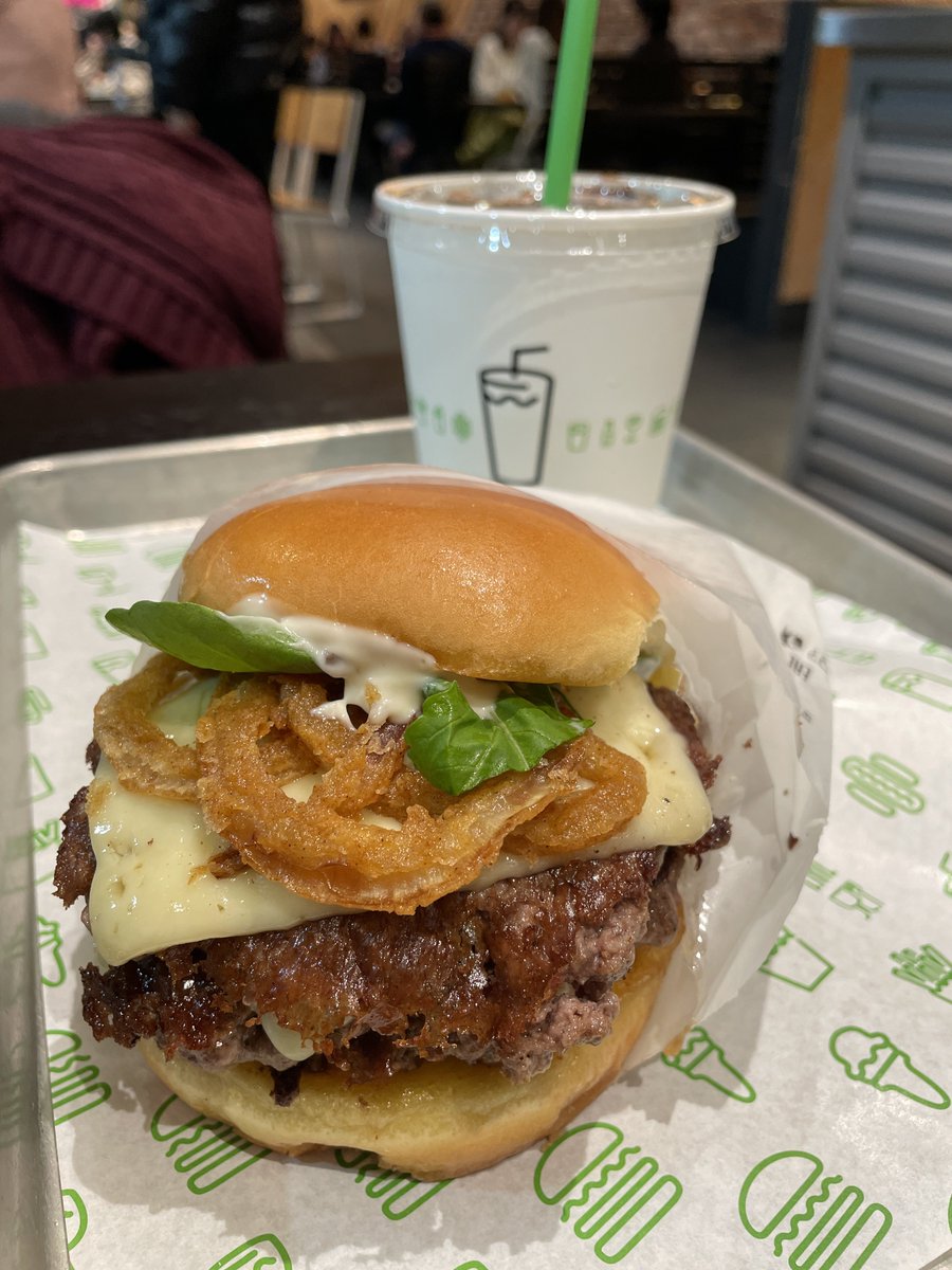 saxoftlynai's tweet photo. 昨日食べたシェイクシャックのハンバーガー、うますぎたからもう一回食べたい。 https://t.co/2ClxNT9XDe