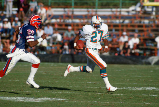 On this day 40 years ago, the Miami Dolphins shut out the Buffalo Bills 28-0 in the regular-season finale to clinch the AFC East title. Dan Marino passed for a pair of touchdowns in the victory: tinyurl.com/3dkwyf2j #PhinsUp