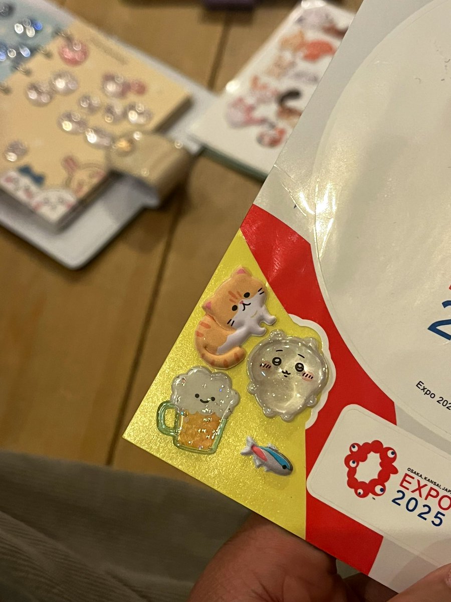 話題のシール交換を初体験。
偶然もらったミャクミャクはレアリティが高いらしく、４枚と交換してくれた…♻️

さて、次は手帳を買わなきゃだわ 📓🔰