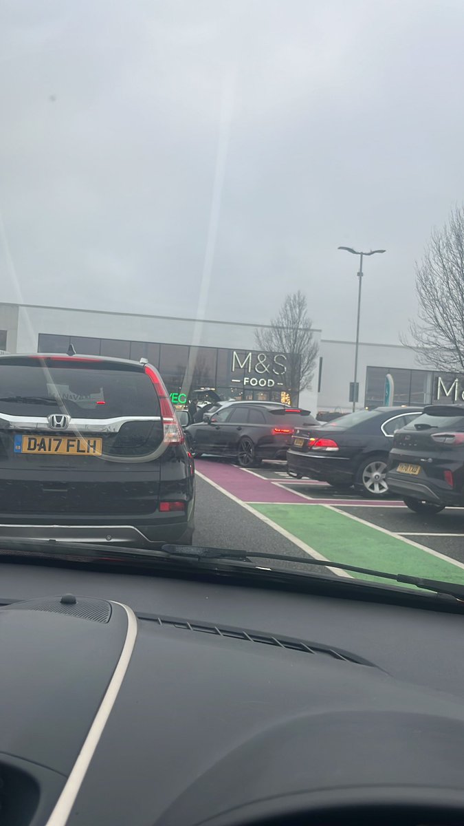 t__box's tweet photo. Gridlock @marksandspencer Doncaster. Not moved for 20 mins. No one in or out. Wish I’d brought a blanket now. https://t.co/YGCAW0fPq6