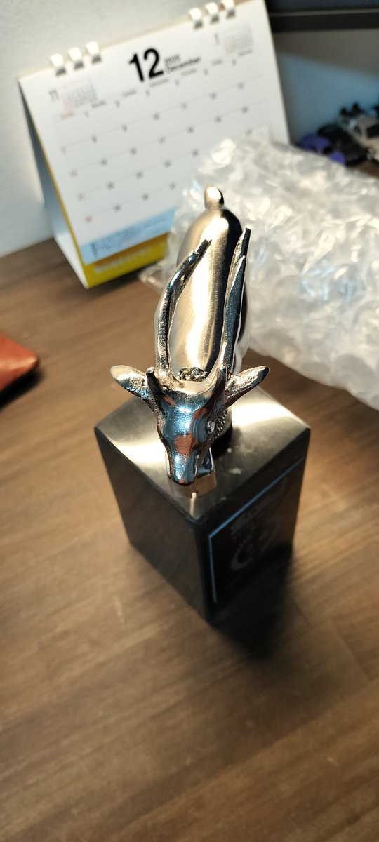 eclair_ev's tweet image. 鹿ホルダーの皆さまに質問
いただいた鹿の角がこういう状態なのは通常？
それともクラッシュ歴ありで要修整？