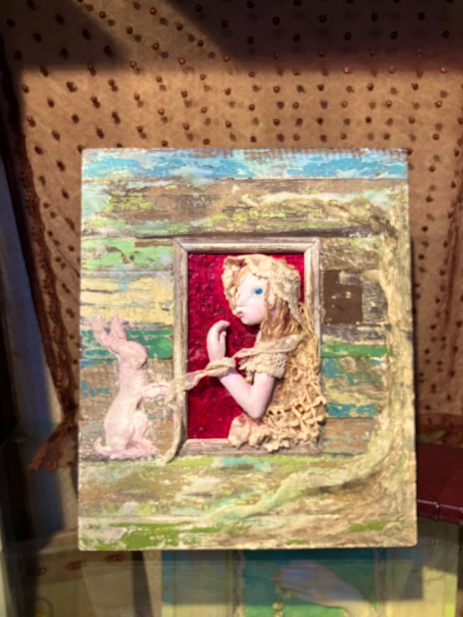 _kikiyoshida_'s tweet image. クリスマスのイヴの
イヴと言うのは誰も分からないお伽話の小さな幸せの時間。
久しぶりに森の中のカフェでのお茶時間。
あの頃を語れば少女にもなれる。
そして今日、新しいコラージュを飾った。
熱いカフェを飲みながら語れば西からお菓子が届く。
新しいコラージュは
森の中が気に入ったらしい。