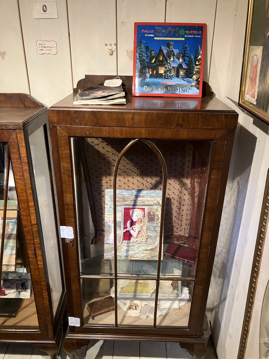 _kikiyoshida_'s tweet image. クリスマスのイヴの
イヴと言うのは誰も分からないお伽話の小さな幸せの時間。
久しぶりに森の中のカフェでのお茶時間。
あの頃を語れば少女にもなれる。
そして今日、新しいコラージュを飾った。
熱いカフェを飲みながら語れば西からお菓子が届く。
新しいコラージュは
森の中が気に入ったらしい。