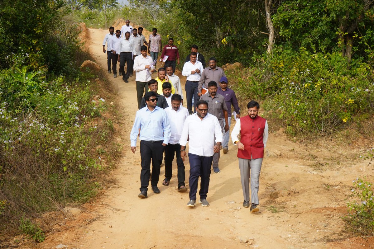 SrikanthMLC's tweet photo. కుప్పం అభివృద్ధి ప్రదాత, రాష్ట్ర ముఖ్యమంత్రి మాన్యశ్రీ నారా చంద్రబాబు నాయుడు గారి ఆదేశాలతో సోమవారం APIIC MD అభిషేక్ కిషోర్ IAS గారితో పాటు కుప్పం నియోజకవర్గంలో పలు పరిశ్రమలకు సంబంధించి స్థలాలను పరిశీలించడం జరిగింది...
#Kuppam
#Ncbn
#KancharlaSrikanth 
#APIIC
#AndhraPradesh https://t.co/sFdjhMQUBP
