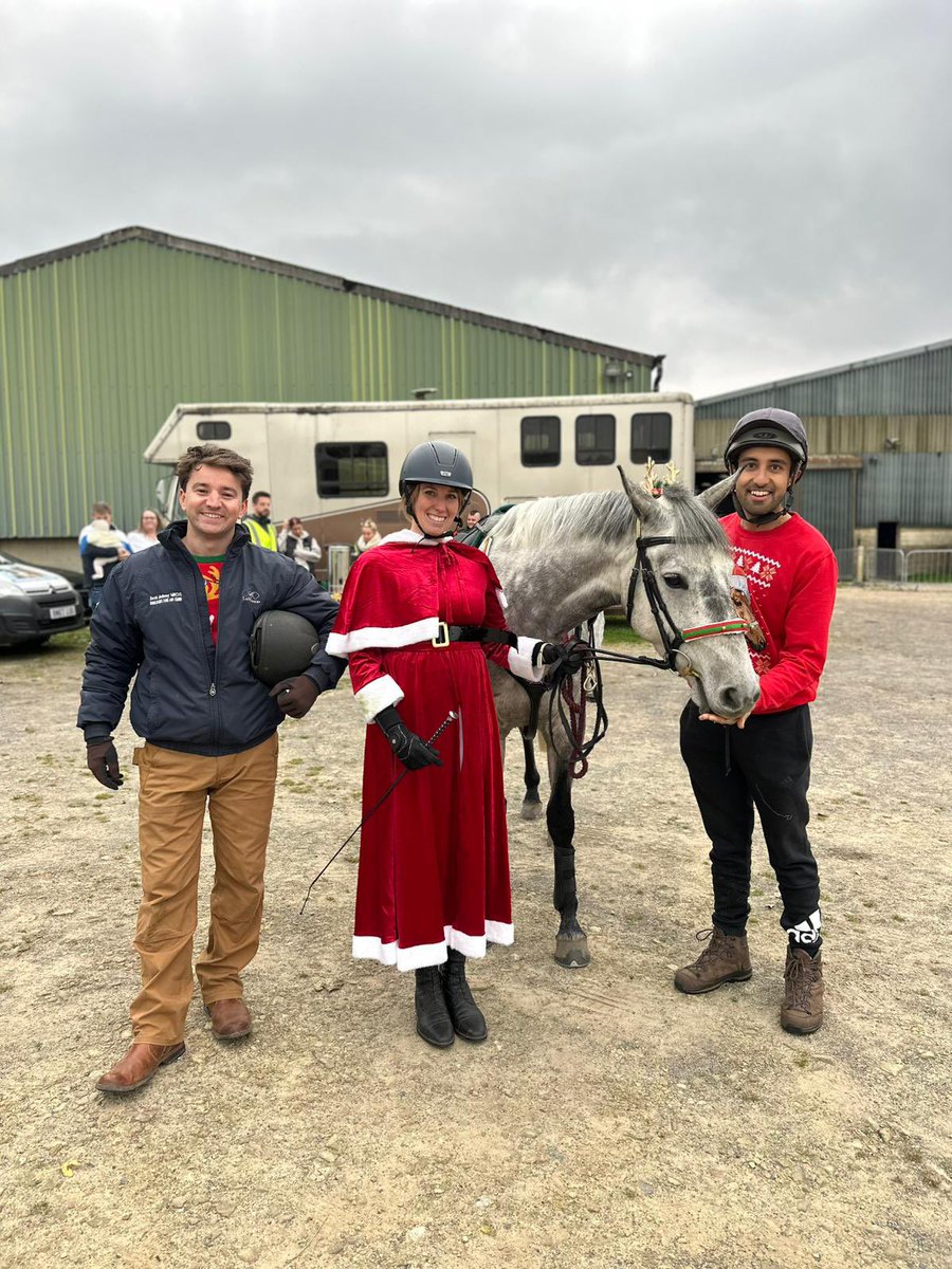 theyorkshirevet's tweet image. Hope you’re all ready for Christmas. And you’ll be in the mood even more after tonight when you watch our special episode. But be warned – it’s a Yorkshire Vet Christmas civil war! (Only it’s good natured, and for great causes!) Team Peter and Team Julian go head to head…

1/4