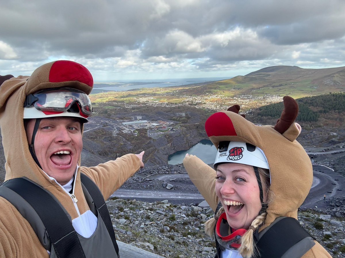 theyorkshirevet's tweet image. Hope you’re all ready for Christmas. And you’ll be in the mood even more after tonight when you watch our special episode. But be warned – it’s a Yorkshire Vet Christmas civil war! (Only it’s good natured, and for great causes!) Team Peter and Team Julian go head to head…

1/4