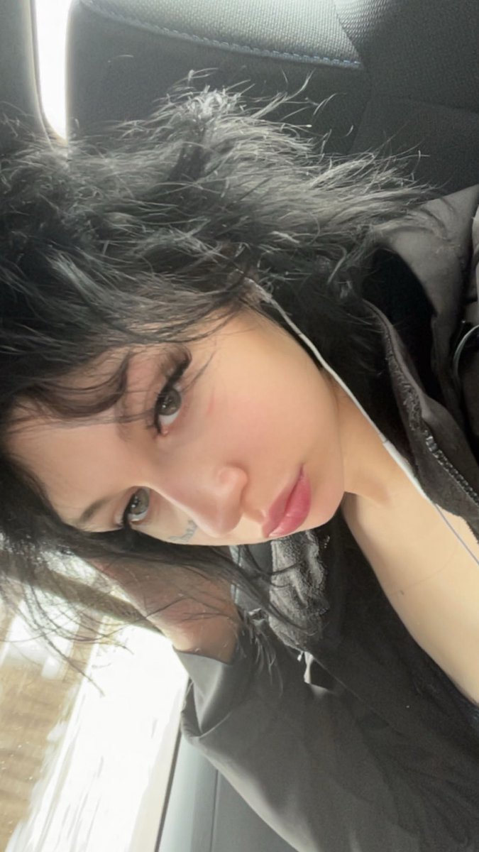 wehateeilish's tweet image. #wehateeilish