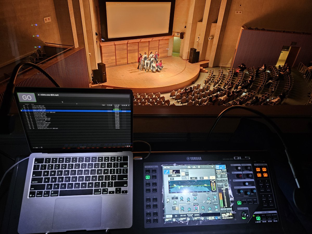 Dawkut's tweet photo. 本日講堂で開催されたダンス同好会さんのWinter Groove Fesにて音響を担当させていただきました。1年生がメインオペレーターをさせていただきました。ホールといったスピーカーがたくさんある環境は、複雑で難しかったです。もっと扱えるようになるために練習していきます。今後もよろしくお願いします https://t.co/LY6SeALSDZ