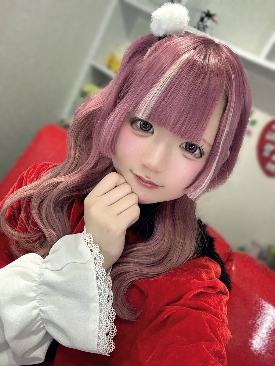 おきゅおわしてます👍🏻
サンタイベ初日！お久しぶりの方がたくさんでいろんなお話できてとってもたのしかったT꒳T💘
チェキもありがとうございました♩
あと髪色お披露目だったどうですか？💧