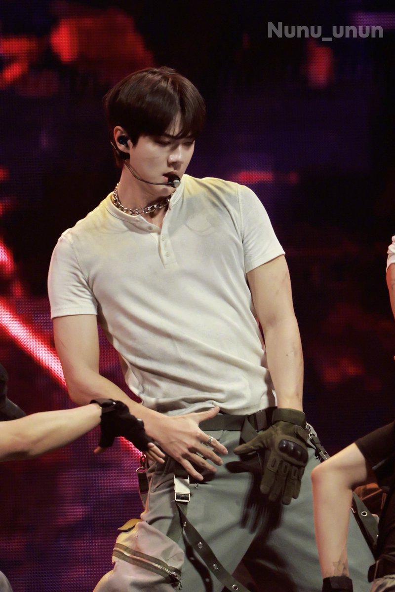 milkteus's tweet image. I’M NOT LOOKING RESPECTFULLY AT ALL