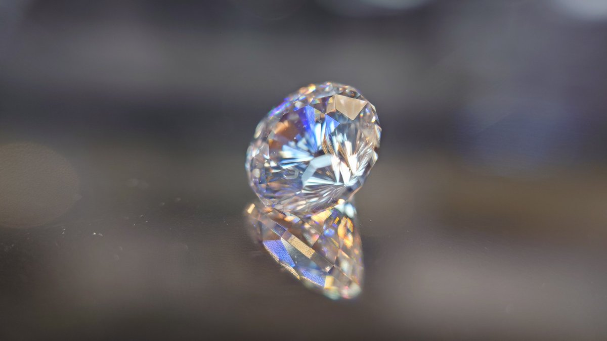 HS_GEM2022's tweet photo. 目が〜眼がぁ〜
✨✨福✨✨
な #ジルコン

ｶﾗｰﾚｽｼﾞﾙｺﾝ
ｶﾝﾎｼﾞｱ産　1.98ct.
ﾌｧﾝｼｰﾗｳﾝﾄﾞｷｭｰﾌﾞﾅﾘｶｰｶｯﾄ
@GemTree_Japan

ｷｭｰﾌﾞﾅﾘｶｰと贅沢なｶｯﾄが施され
ｼﾞﾙｺﾝらしい強烈な煌めき✨✨✨ https://t.co/CmBLOQ7cwr