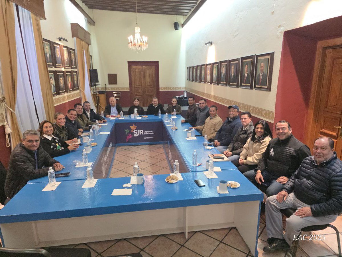 Ahora sí, después de una reunión muy productiva, regresamos cada quien a nuestras labores con más claridad y compromiso. Seguimos dando lo mejor de nosotros, trabajando en equipo y con ganas, siempre por nuestro querido San Juan.