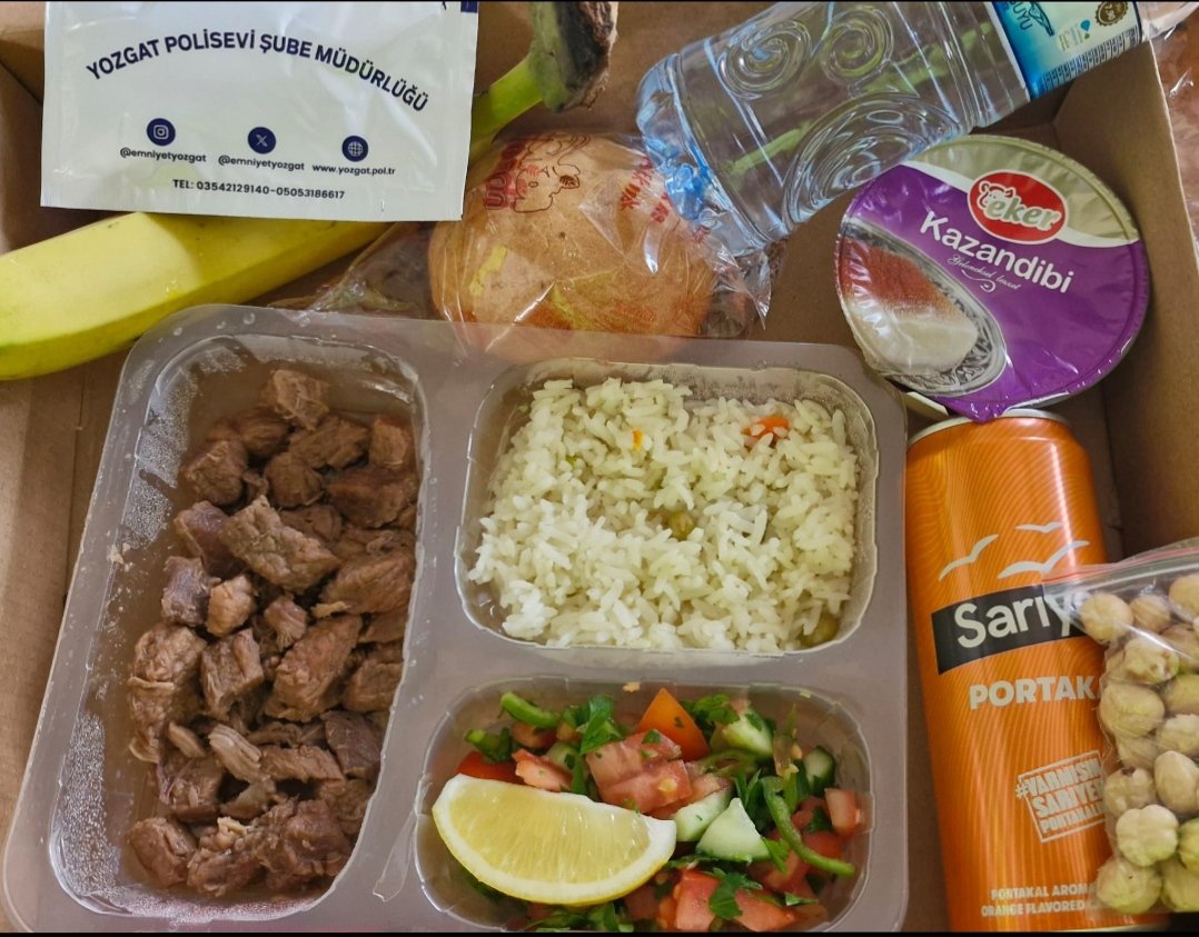 Sayın <a href="/AliYerlikaya/">Ali Yerlikaya</a>

Polise verilen kumanya konusunda idari bir düzenleme yapılmalı, paketli gıdalar ve ekmek arası yasaklanmalıdır. Asgari kumanya standardı bu şekilde olmalıdır. 👇

Teşekkürler,
<a href="/EmniyetYozgat/">Yozgat Emniyet Müdürlüğü</a>