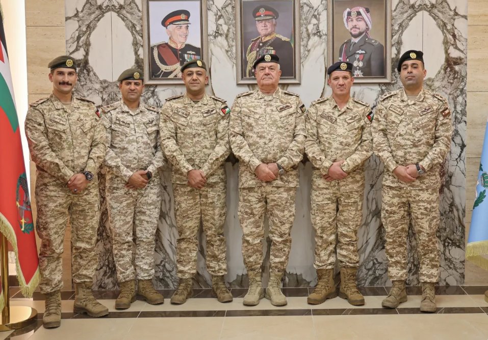 الحنيطي يُكرّم عدداً من الضباط بهدايا ملكية 