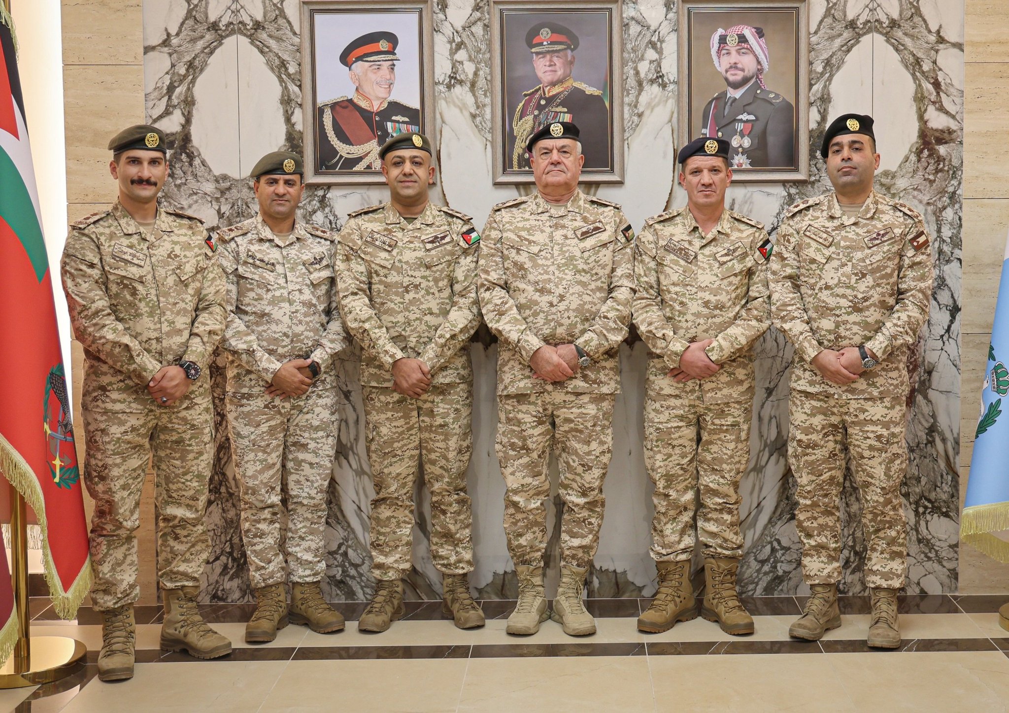 مندوباً عن الملك.. رئيس هيئة الأركان يُكرّم عدداً من الضباط بهدايا ملكية #بترا 